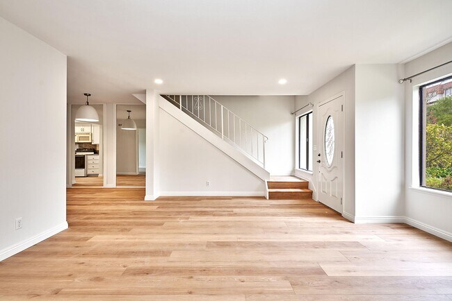 Building Photo - 28026 Ridgecove Ct N