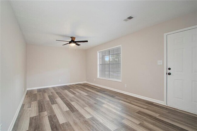 Building Photo - 2243 7 Oaks Cir