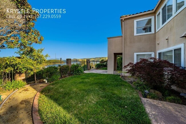 Building Photo - Luxurious Living in Gated Villa Del Mar Co...