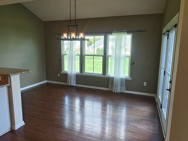 Building Photo - Large 4 bedroom home with recreational roo...