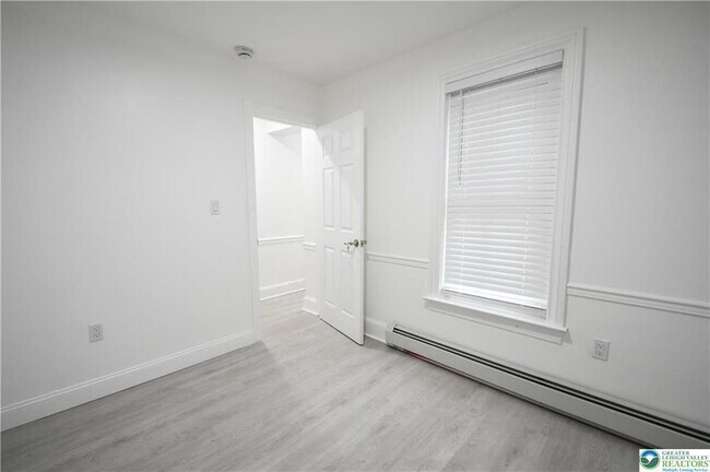 Building Photo - 459 Linden St