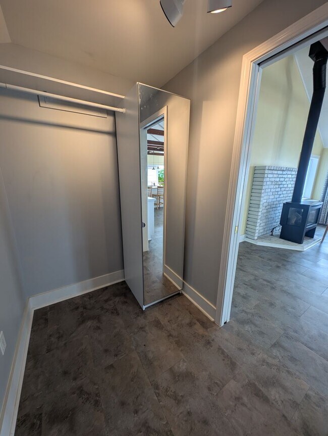 Building Photo - A Storybook Dream in Kingston, Available Now! Lowbank Waterfront, Beach Access, Panoramic Views &...