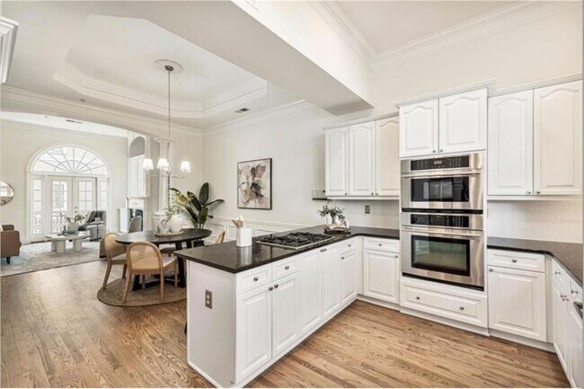 Building Photo - 802 Clifton Heights Ln NE