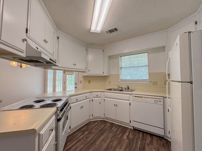 Building Photo - 7 Clayton Ln