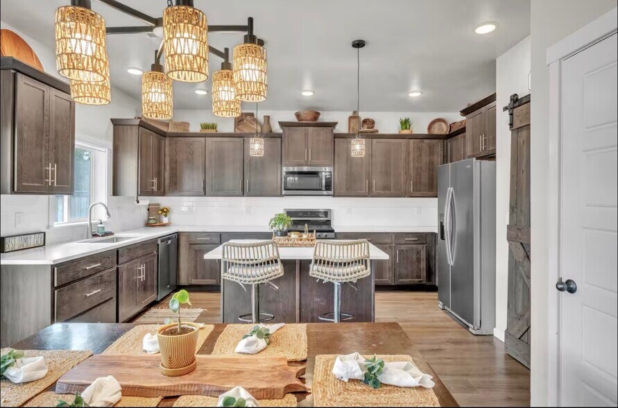 Building Photo - 16496 Pine Creek Dr