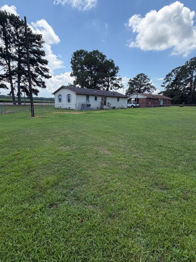Building Photo - CUTE 3 BR, 1 BA BRICK HOME IN CONVENIENT MT OLIVE LOCATION