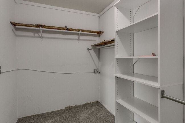 Building Photo - Spacious 4-Bedroom Home in Mature Neighbor...