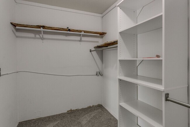 Building Photo - Spacious 4-Bedroom Home in Mature Neighborhood