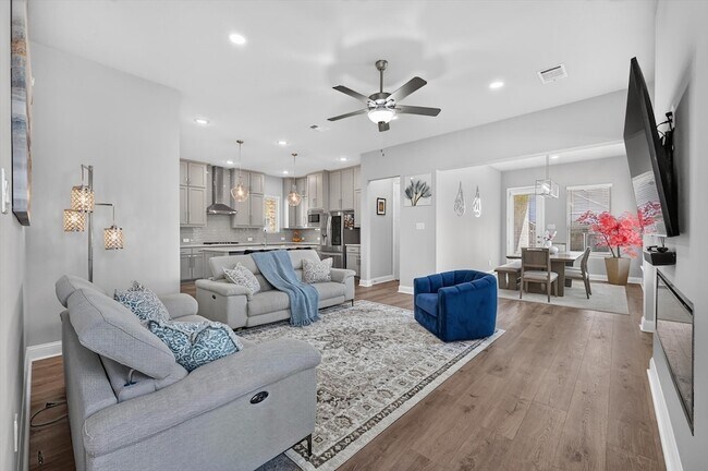 Building Photo - 12991 Vinson Dr
