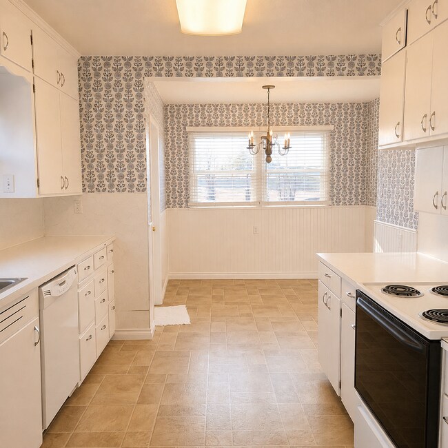 Building Photo - Charming Farmhouse on Tammany Creek Road