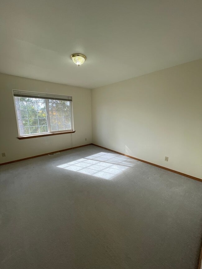 Building Photo - 573 7th St