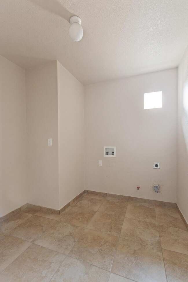 Building Photo - 608 Cactus Creek Pl