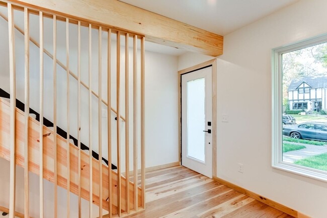 Building Photo - Gorgeous 2 bed, 2 bath 1 garage home in Li...