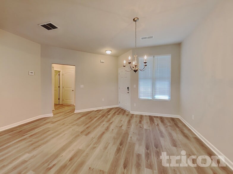 Building Photo - 142 Daisy Cir