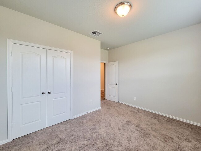 Building Photo - Quiet Cul De Sac! Tray Ceiling in Family & Primary suite. Wood Like Tile, Modern Gray Walls, Grea...