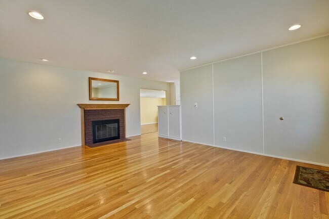 Building Photo - Awesome Home Located in a Quiet Tree Line ...