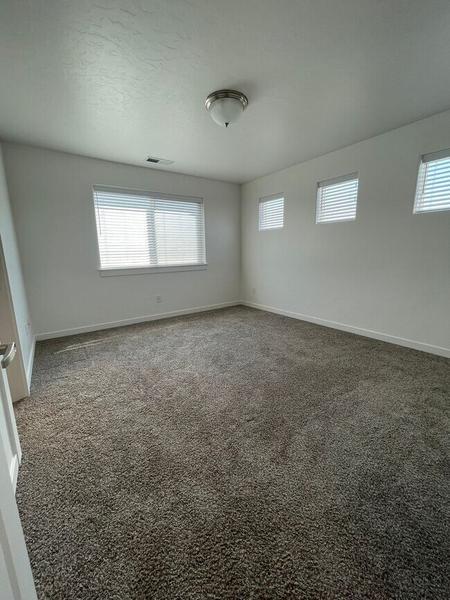 Building Photo - Available Now- Beautiful Nampa Townhome