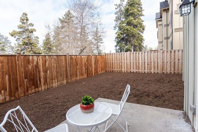 Building Photo - 3 Bedroom + Flex Space in Central Location - Close to Old Mill!