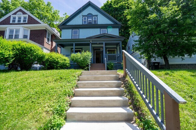 Building Photo - 917 Lancaster Ave