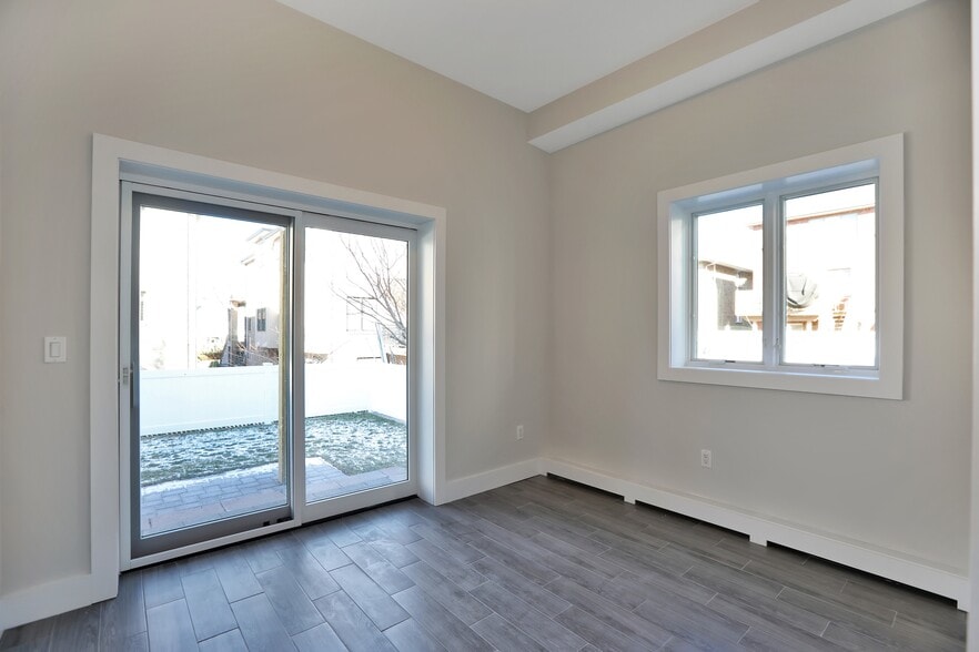 Building Photo - 463 Roff Ave