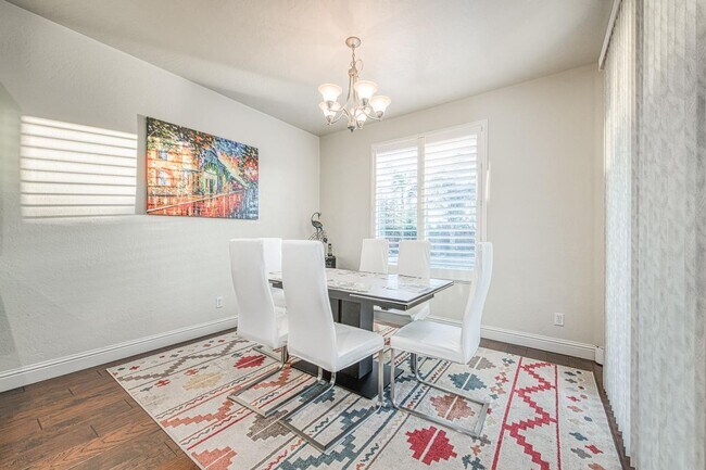 Building Photo - Spacious Home on Oversized Lot with Pool and Solar!