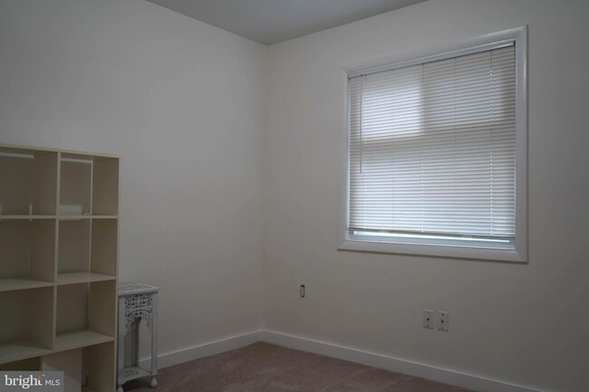 Building Photo - 129 Willow Pl