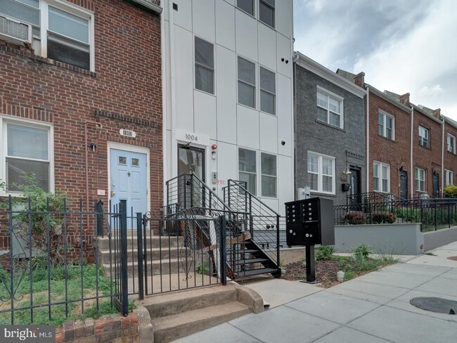 Building Photo - 1004 18th St NE