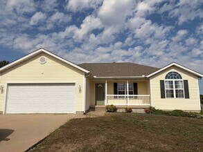 Building Photo - WELCOME TO THIS CHARMING 3 BEDROOM / 2 BAT...