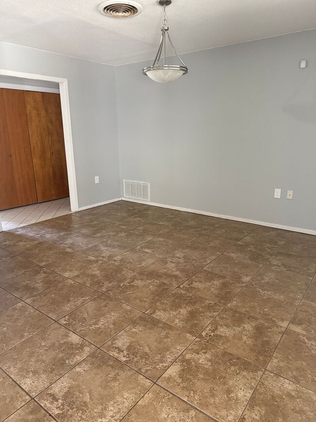 Building Photo - Delightful Home in a delightful and popular area.