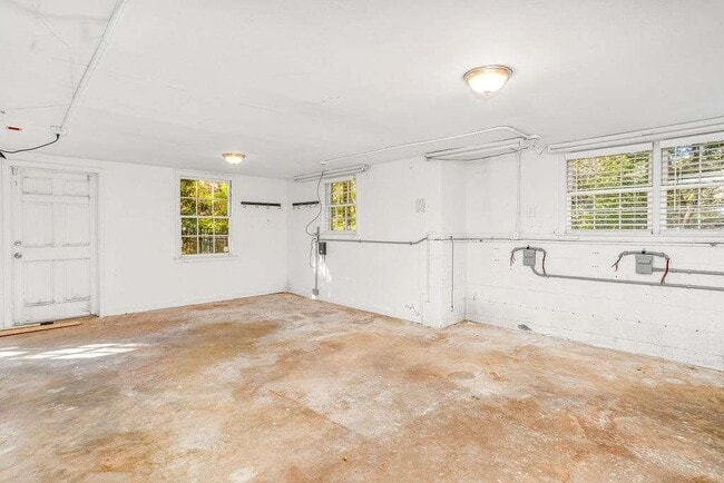 Building Photo - 3911 Ivy Rd NE