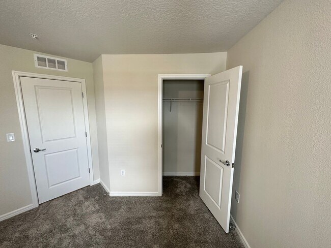 Building Photo - 3 Bedroom, 2.5 Bath Town Home in Winter Park!