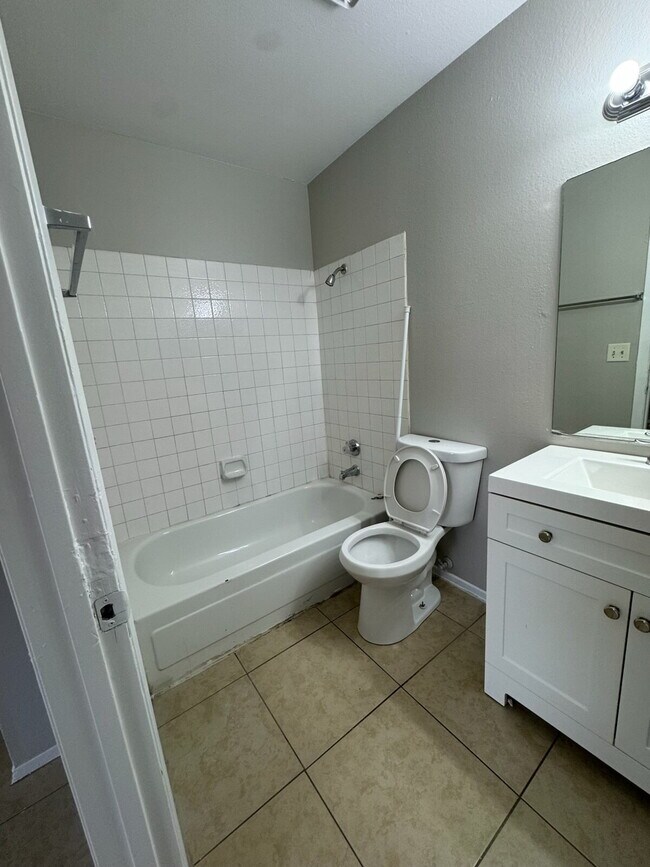 Building Photo - 3 Bed / 2 Bath Apartment Available in East Las Vegas