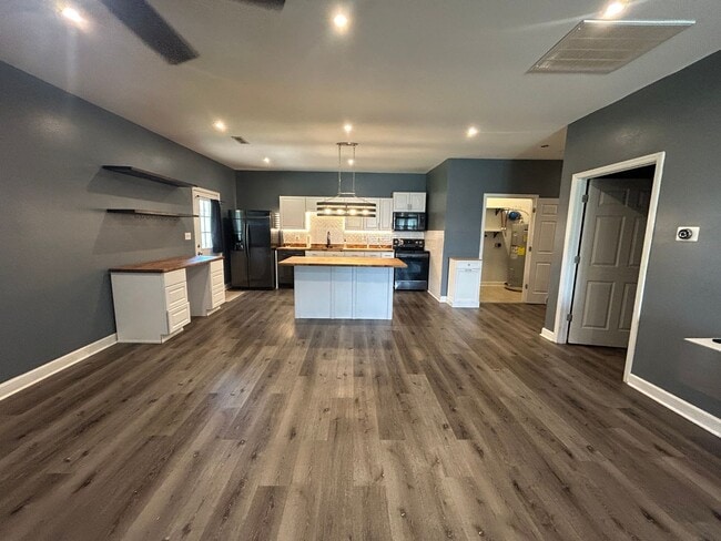 Building Photo - Charming 3 Bedroom, 1 Bath Home – 1,440 Sq...