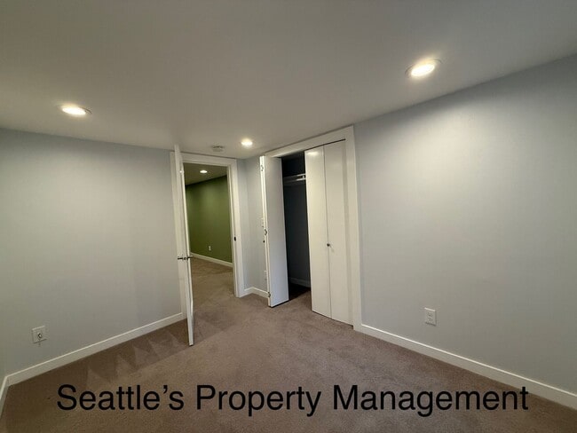 Building Photo - Deceptively Large Wedgewood Home!