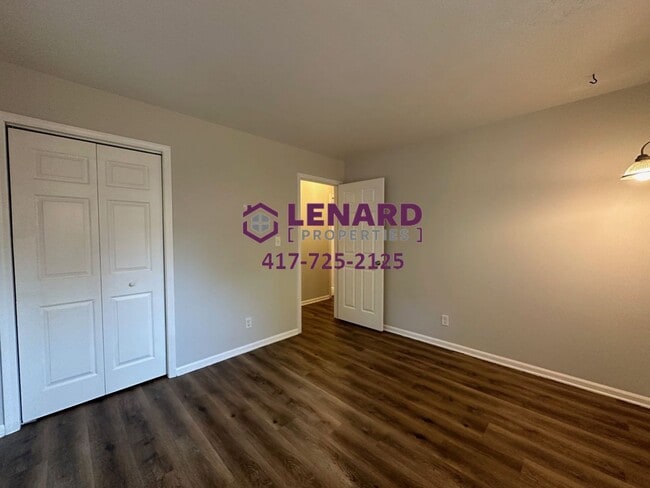 Building Photo - Spacious Home Ready For Move In!