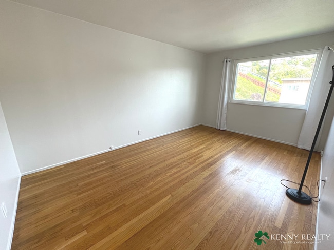 Building Photo - Large Five Bedroom, Three Bathroom with In...