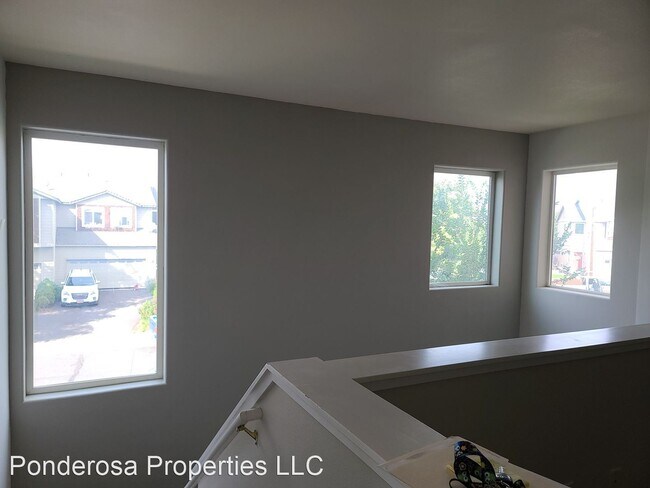 Building Photo - 3 br, 2.5 bath House - 150 SW Cascade Moun...