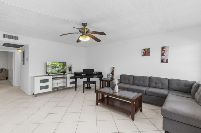 Building Photo - 3028 Harwood D