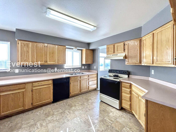 Building Photo - 663 Seawell Dr