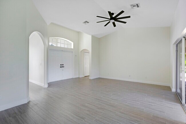 Building Photo - 2652 SW 29th Ave