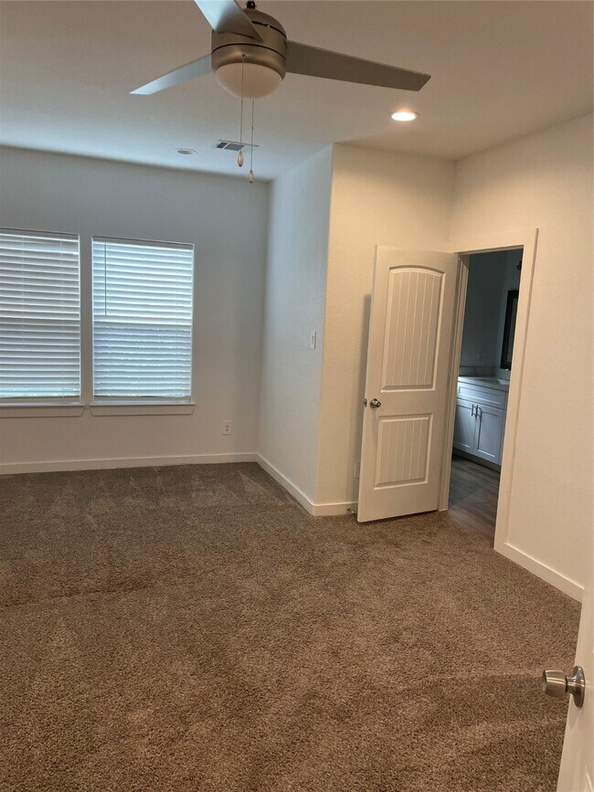 Building Photo - 5314 Longmeadow St