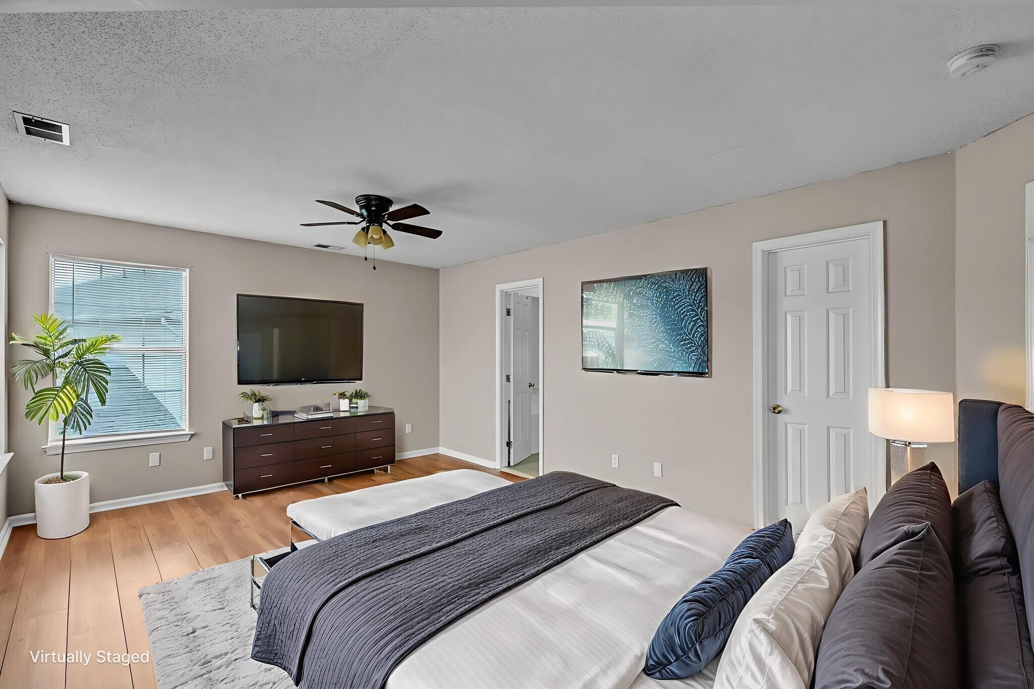 Building Photo - 3136 Sacramento Dr