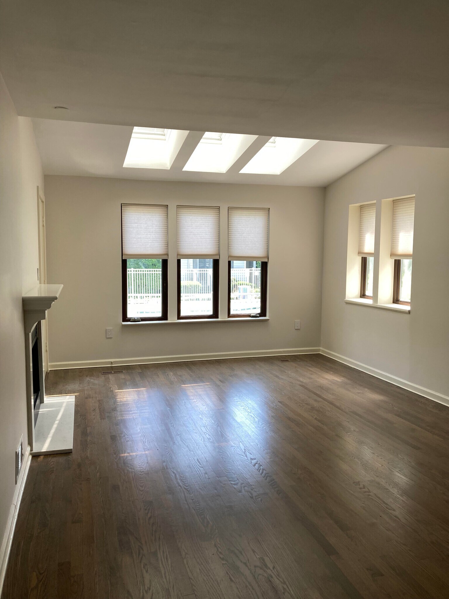 Building Photo - 748 Mainsail Ln