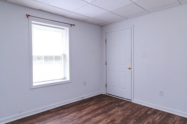 Building Photo - New Listing!
