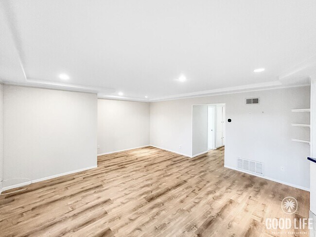 Building Photo - Stunning 2BD/2BA W/ Updated Kitchen, A/C, and Reserved Parking in La Mesa!