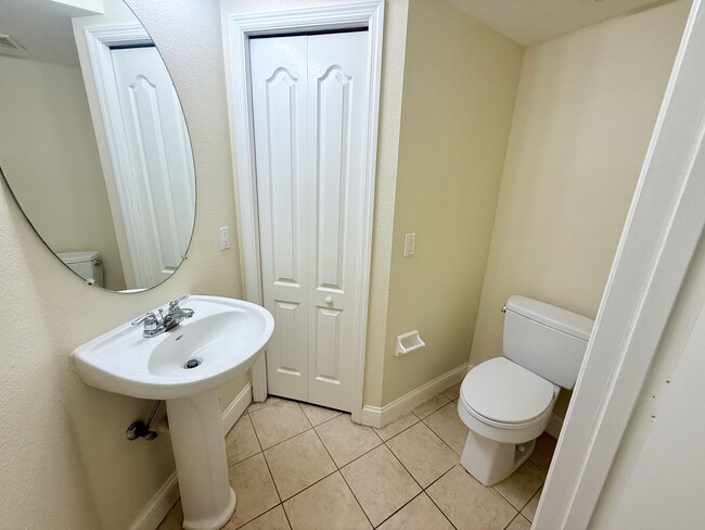 Building Photo - Three Bedroom Townhome in Heritage Harbour