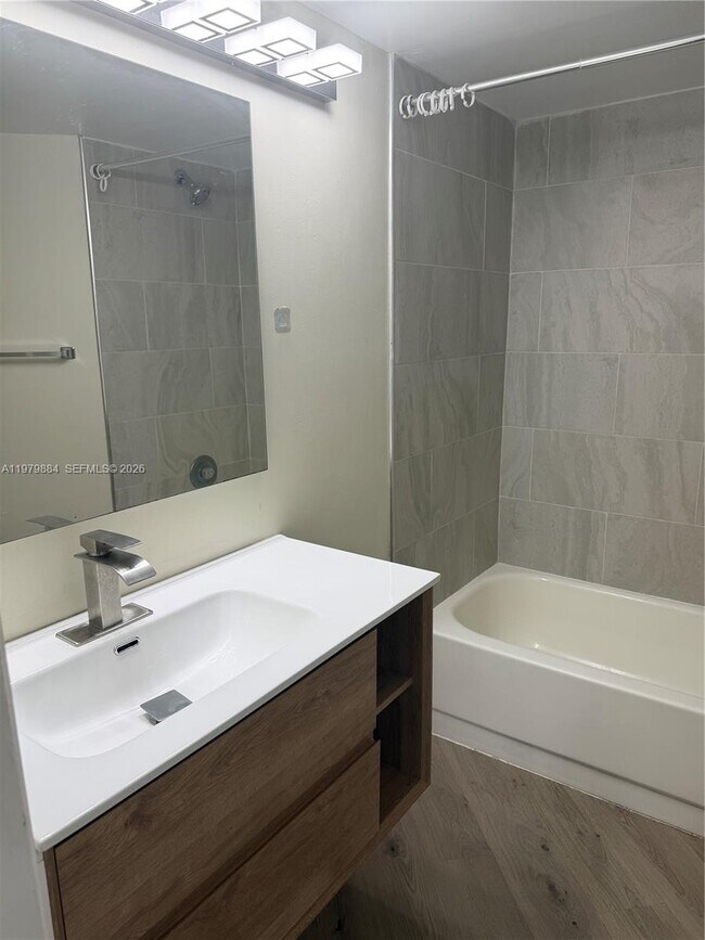 Building Photo - 215 Lake Pointe Dr