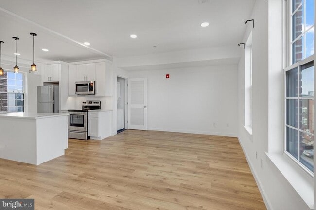 Building Photo - 2045 Trenton Ave