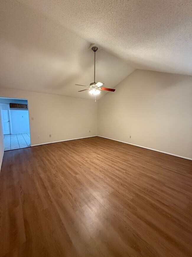 Building Photo - 404 N Nolan River Rd