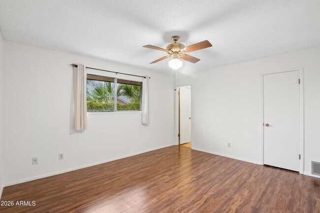 Building Photo - 1014 E Balboa Cir